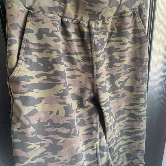 Alphalete camo army green joggers pants women’s size small - Picture 5 of 8